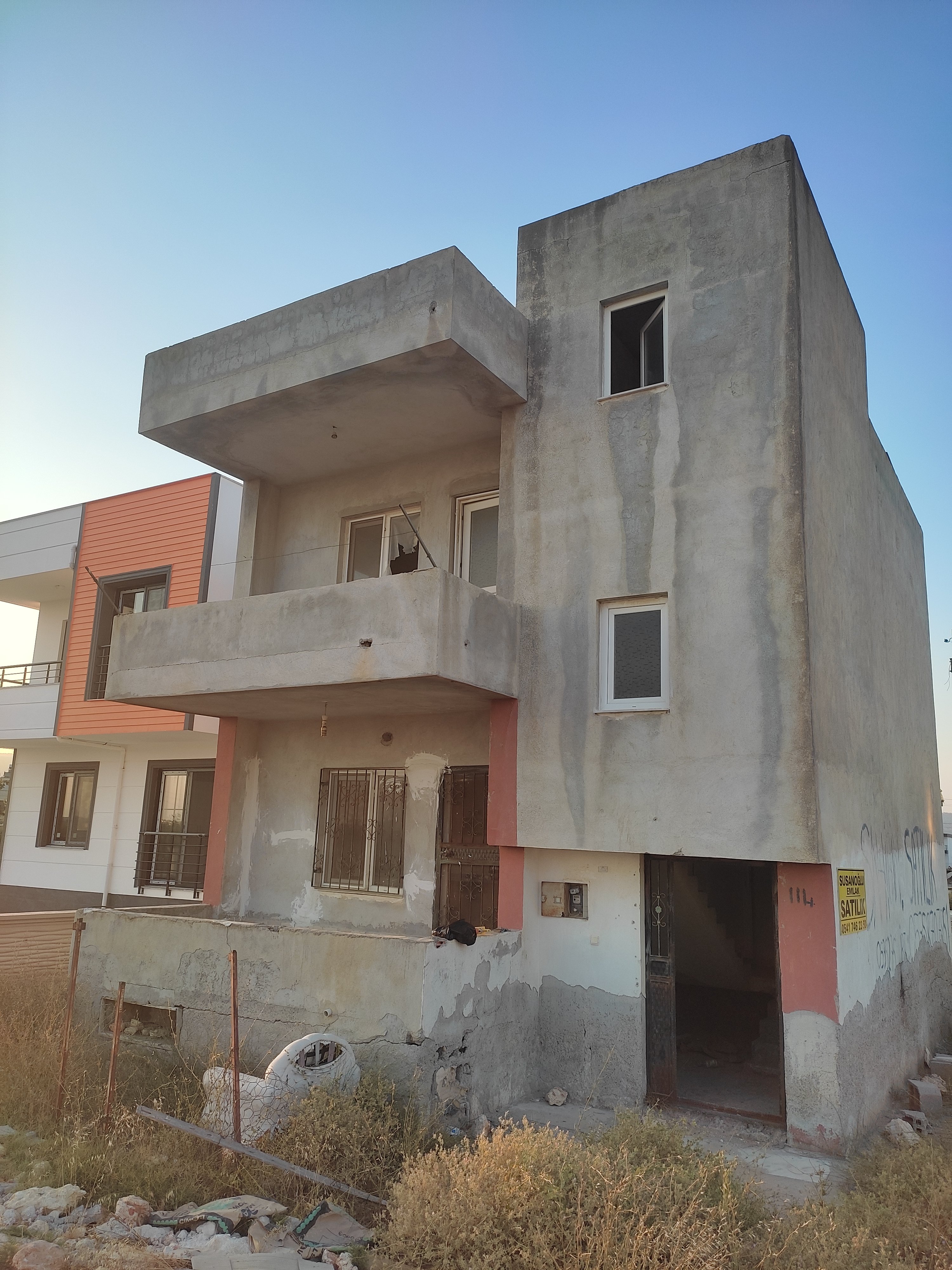 KAPIZLI BAKANLIKLARDA SADECE DAİRE PARASINA SATILIK 200M2 ARSA İÇERİSİNDE 2 KATLI