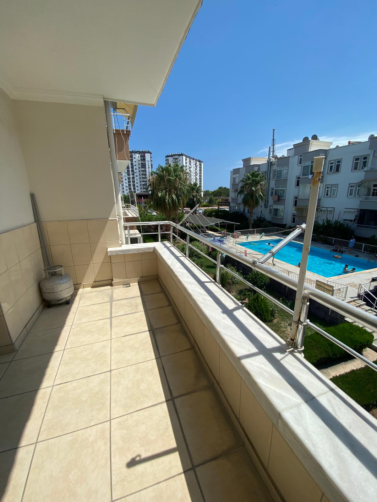 SUSANOĞLU MERKEZDE ANA CADDE ÜSTÜNDE HAVUZLU 2+1 SATILIK YAZLIK DAİRE